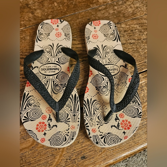 Havaianas Floral Flip Flops - Beige and Black - Size 6 - Picture 2 of 4